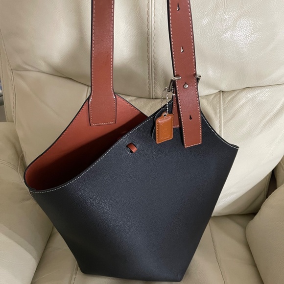 MDBM Black Leather Bucket tote bag and matching pouch - Picture 10 of 11